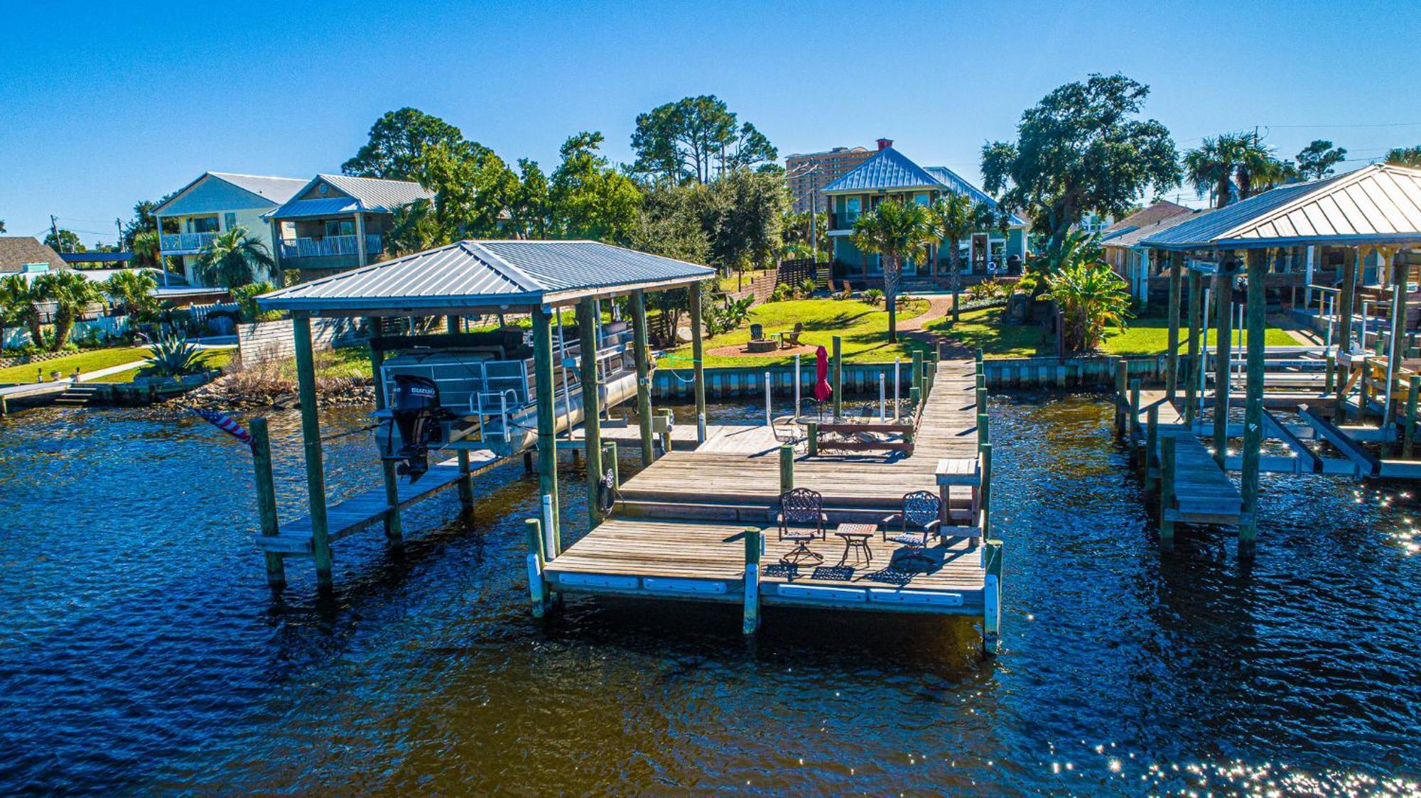 Dancin On The Waves On Lagoon Boat Dock, Pool, Firepit Holiday home *